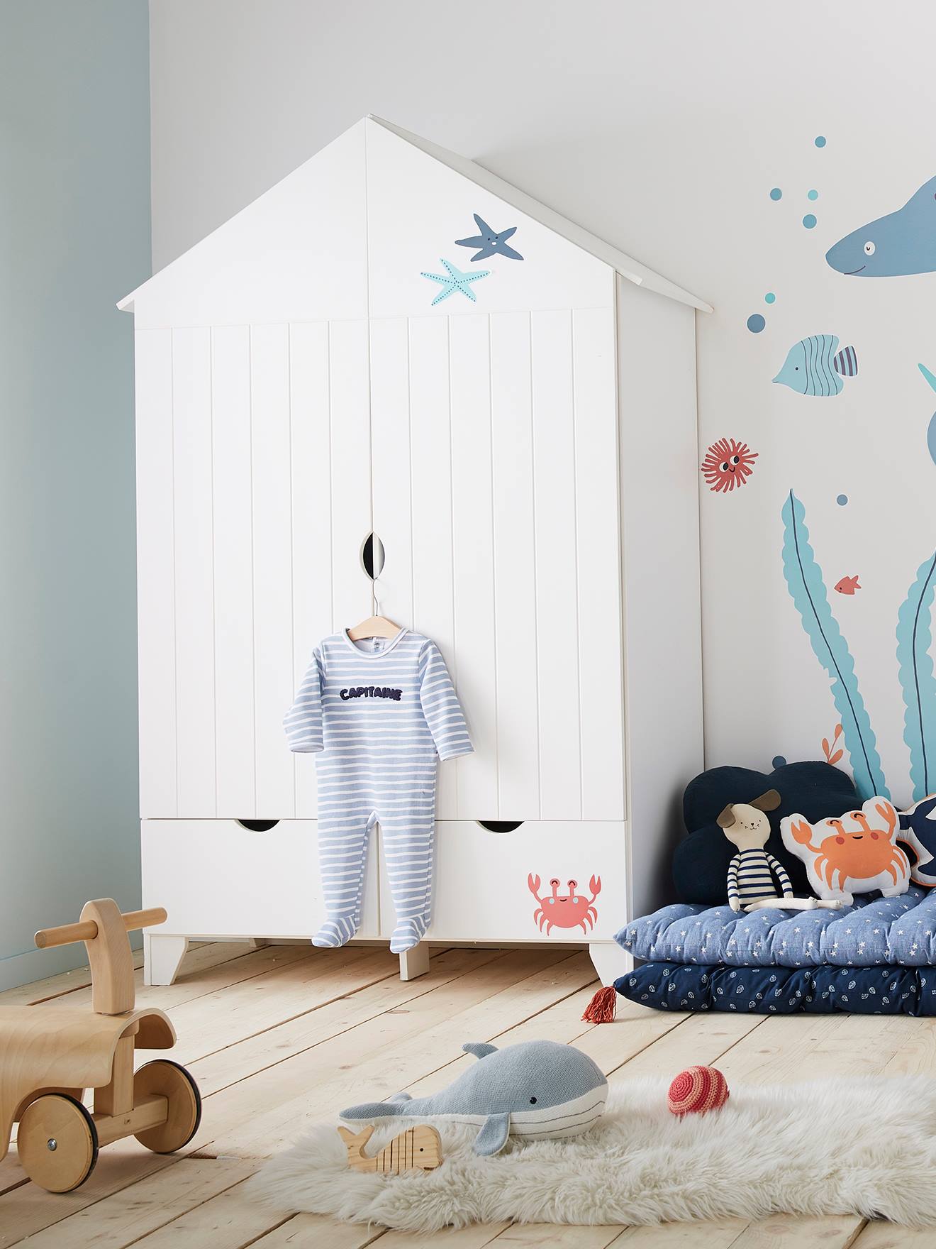 Schrank und Kleiderständer für Baby- und Kinderzimmer - Schrank für