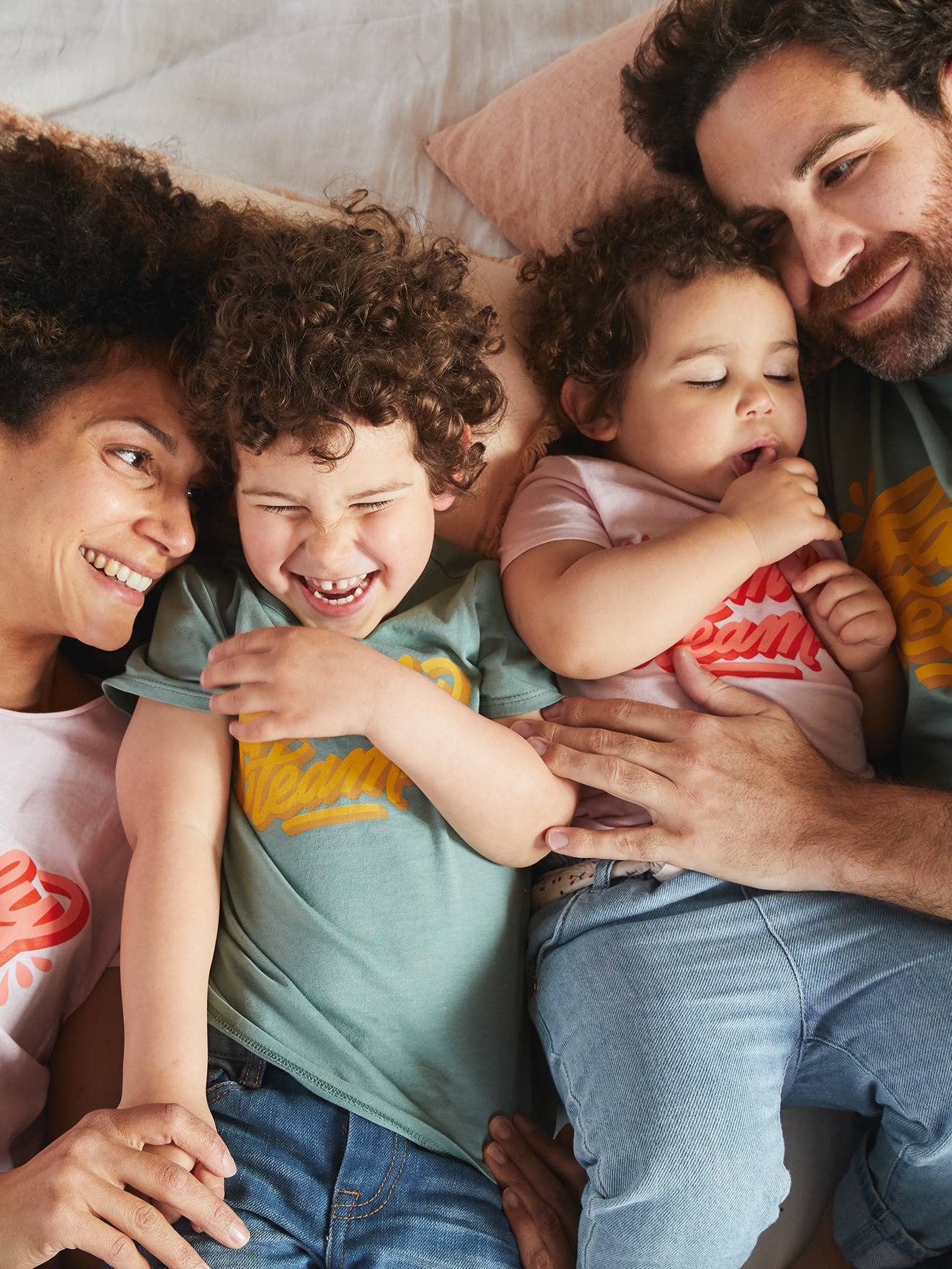 Tee shirt fille Family team collection capsule vertbaudet et Studio Jonesie en coton bio rose