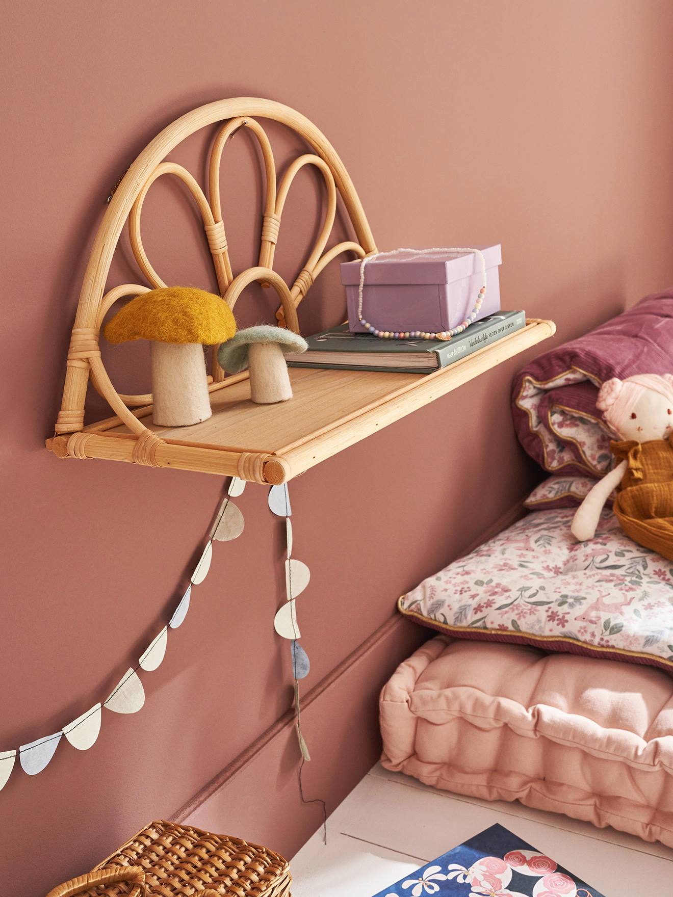 Kinderzimmer Rattan-Wandregal in Blumenform