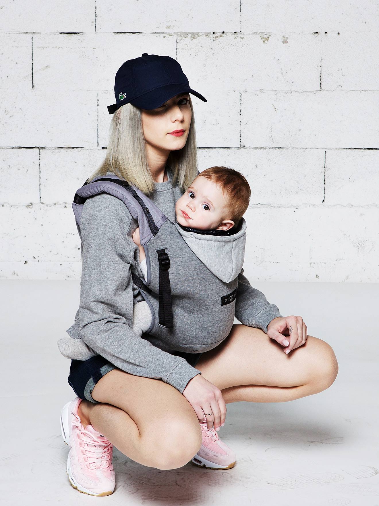 Porte-bébé Hoodie Carrier 2 Gris athlétique LOVE RADIUS, Vente en ligne de  Echarpe de portage et porte bébé